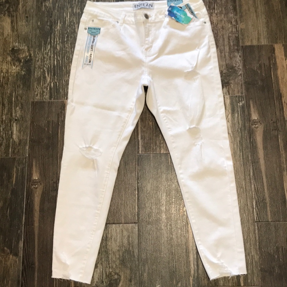 White distressed jeans